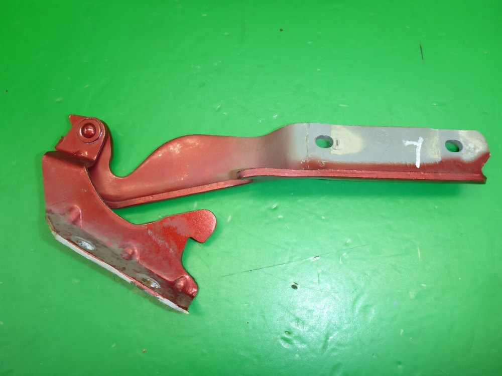 Петля капота левая