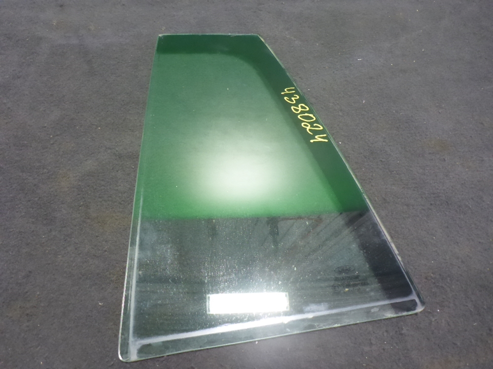 Стекло двери задней левой (форточка)