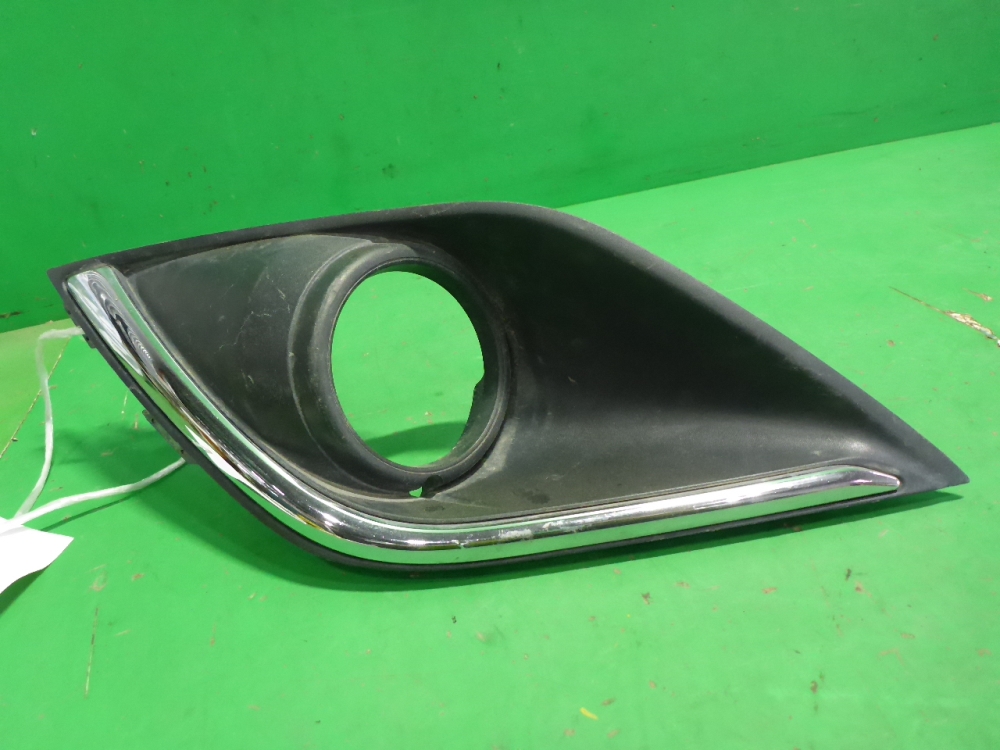 Рамка противотуманной фары левой