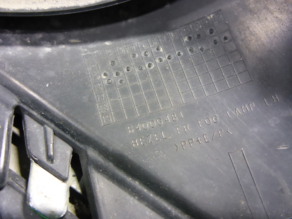 Рамка противотуманной фары левой