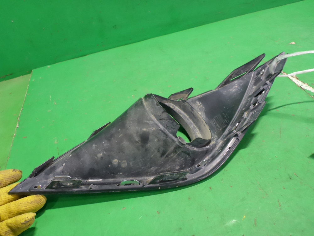 Рамка противотуманной фары левой