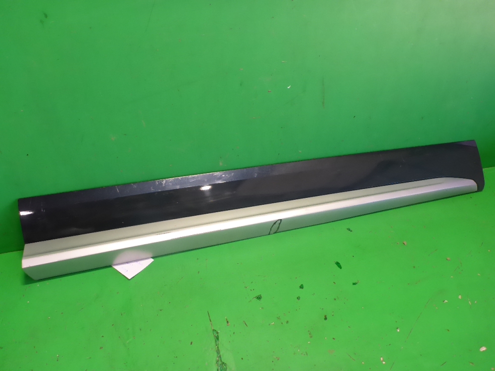 Накладка двери передней правой