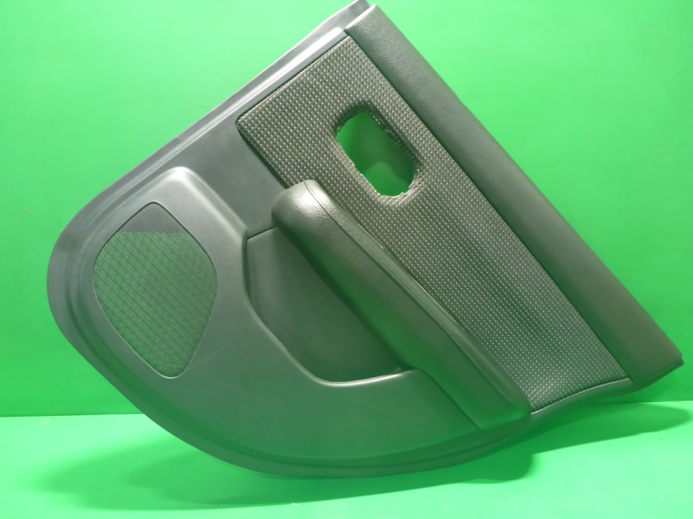 Обшивка двери задней правой