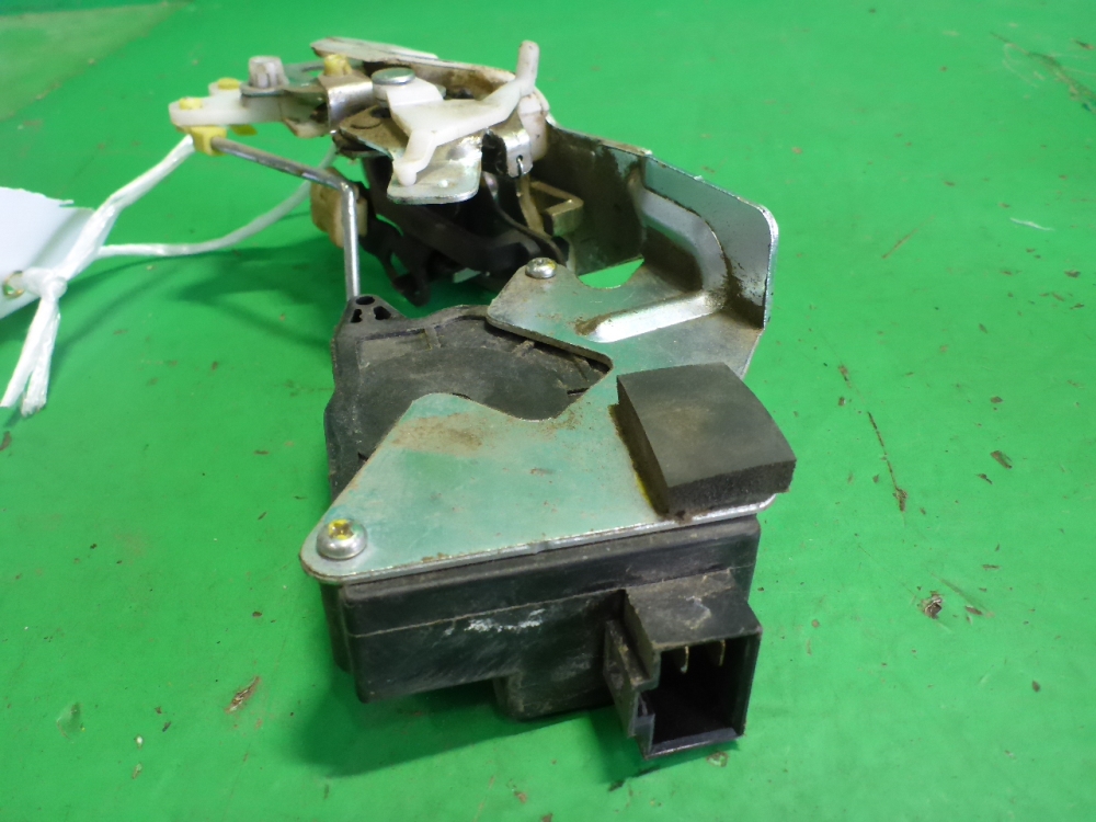 Замок двери задней правой