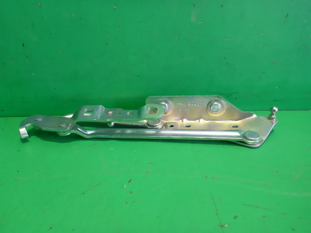 Петля крышки багажника