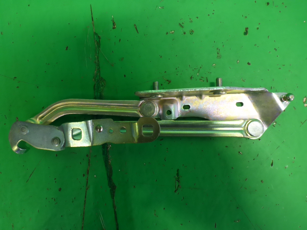 Петля крышки багажника