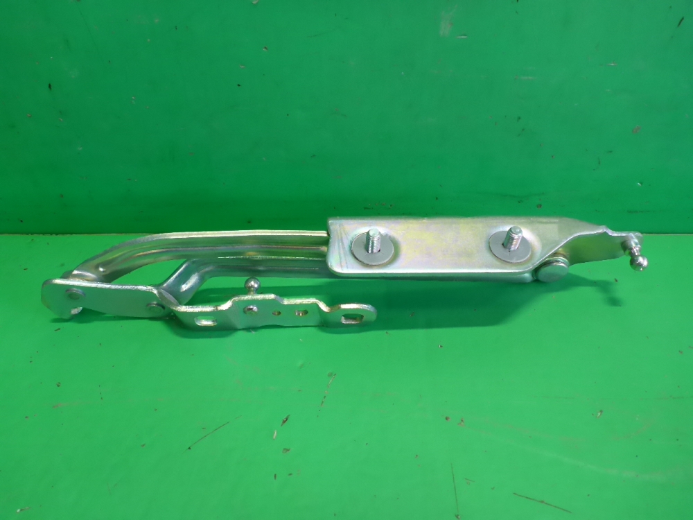 Петля крышки багажника