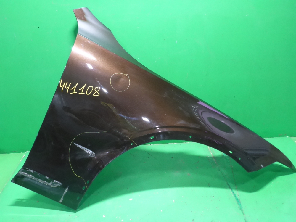 Крыло переднее правое