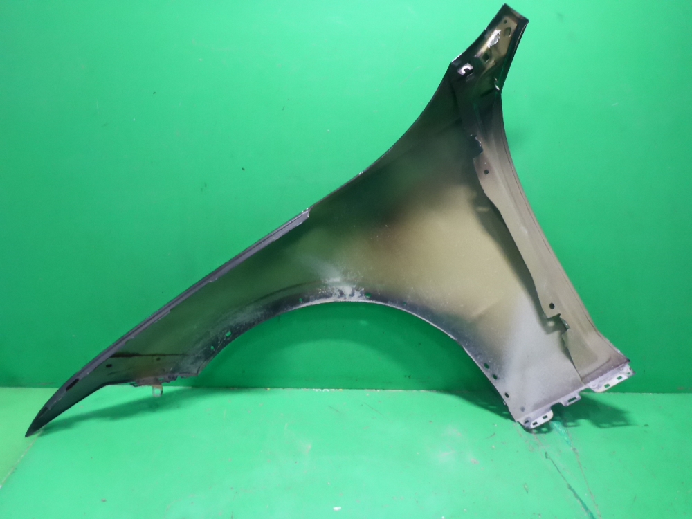 Крыло переднее правое