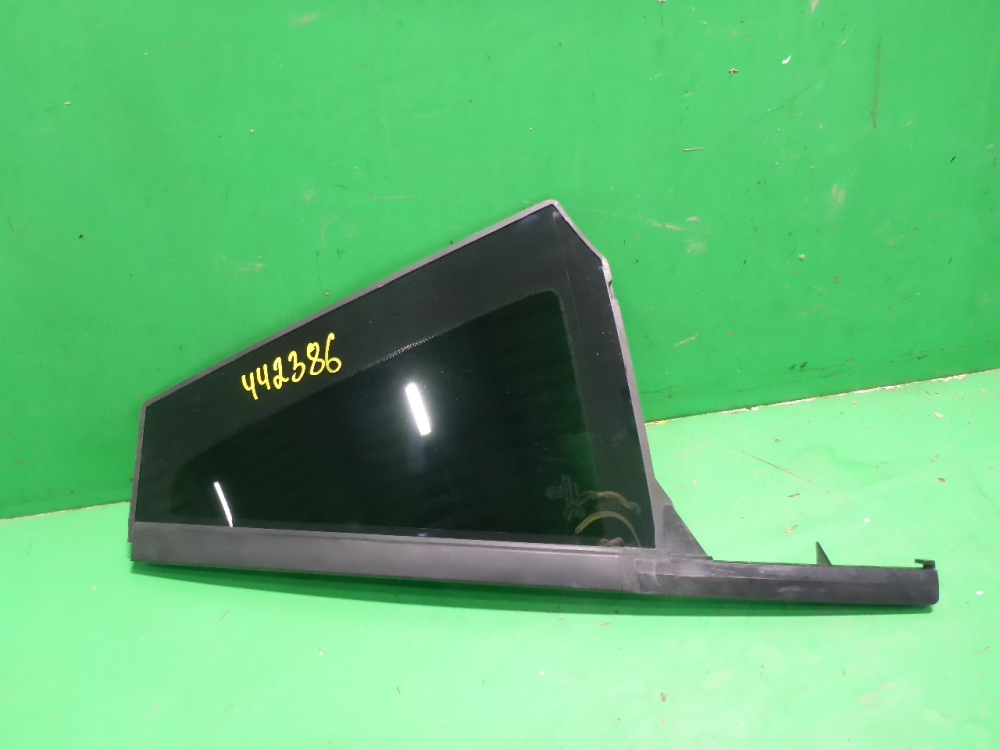 Стекло двери задней левой (форточка)