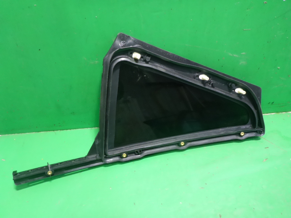 Стекло двери задней левой (форточка)