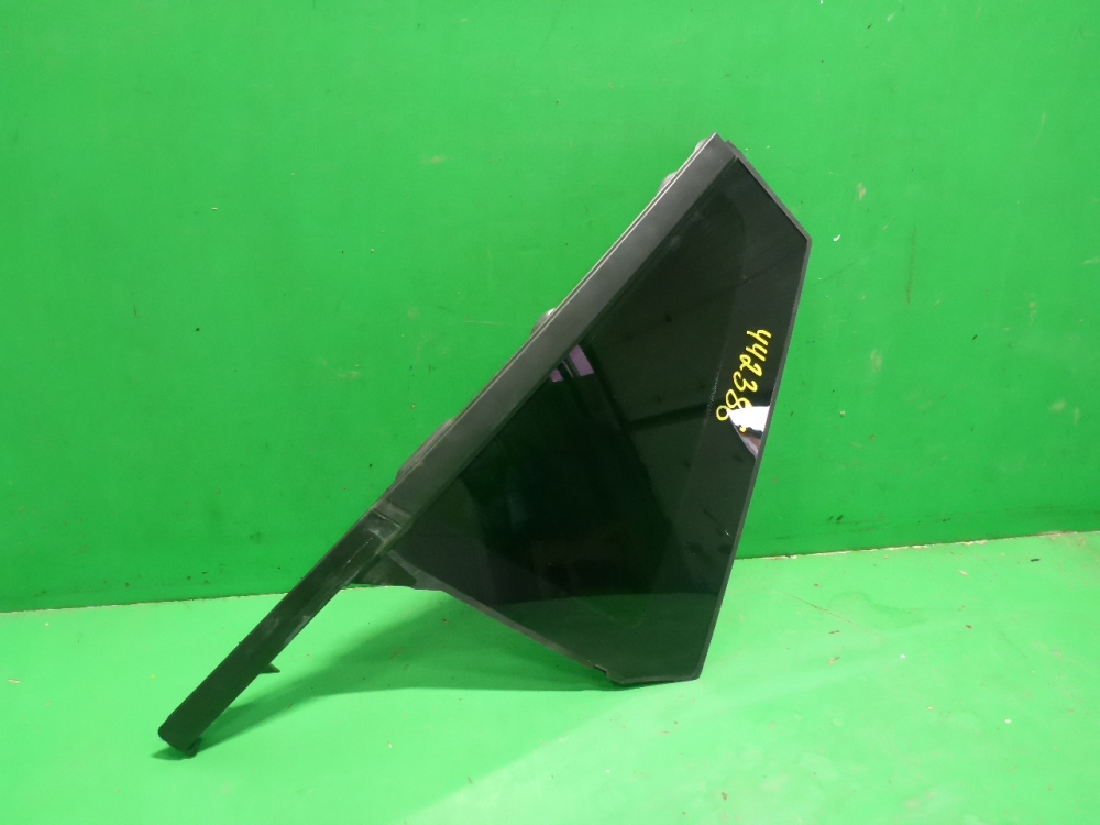 Стекло двери задней левой (форточка)