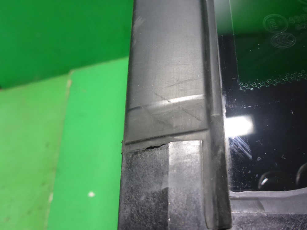 Стекло двери задней левой (форточка)