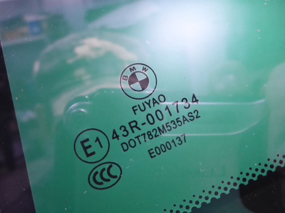 Стекло двери задней левой (форточка)