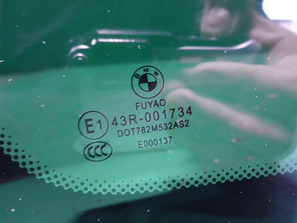 Стекло кузовное глухое левое