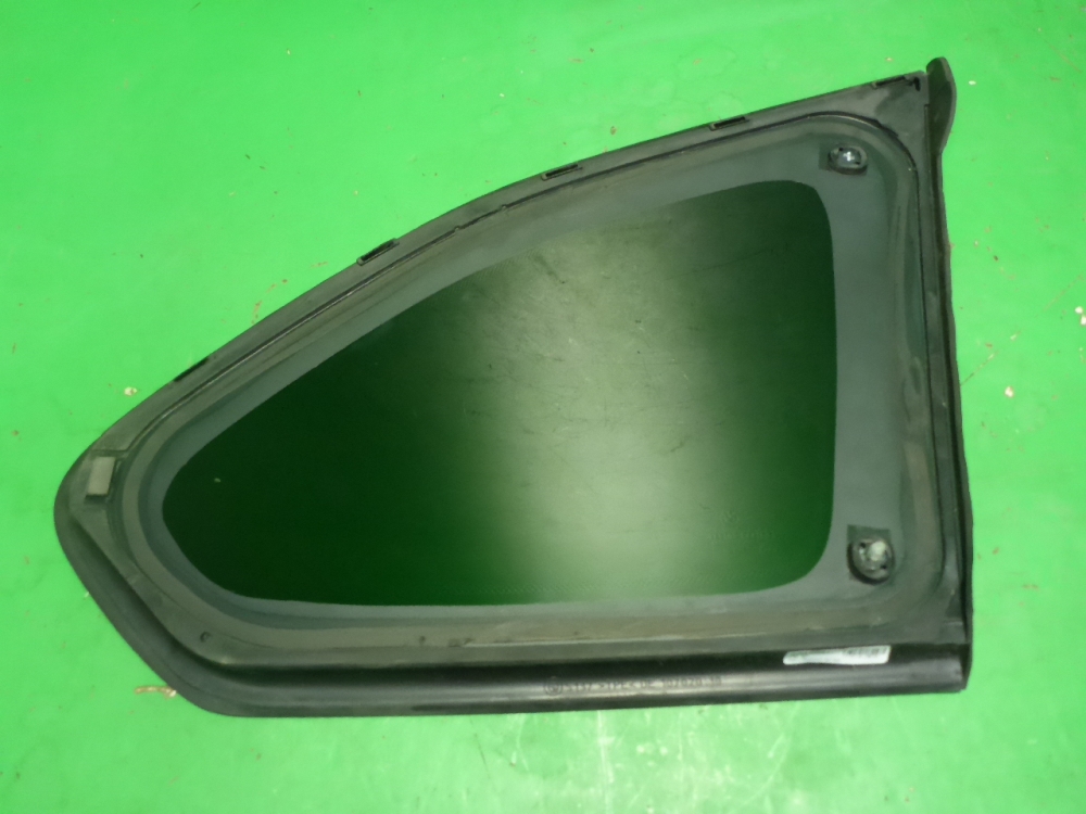 Стекло кузовное глухое левое