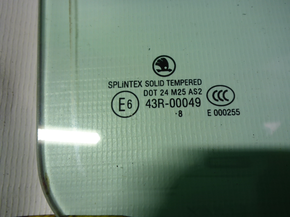 Стекло двери задней правой