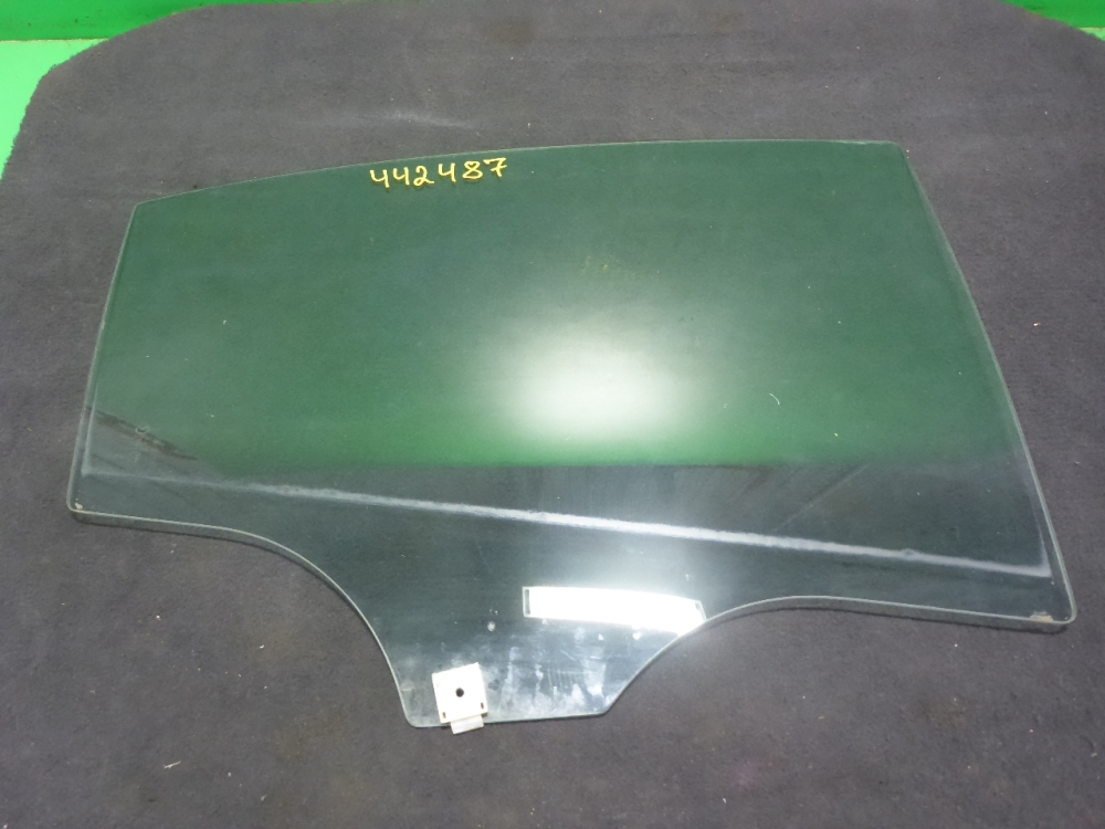 Стекло двери задней правой