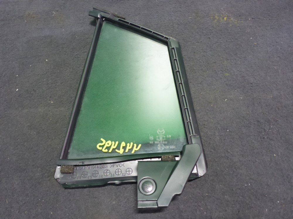 Стекло двери задней правой (форточка)