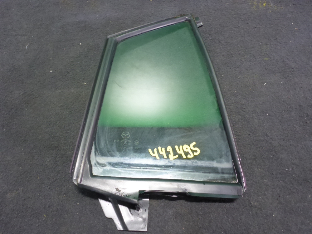 Стекло двери задней правой (форточка)