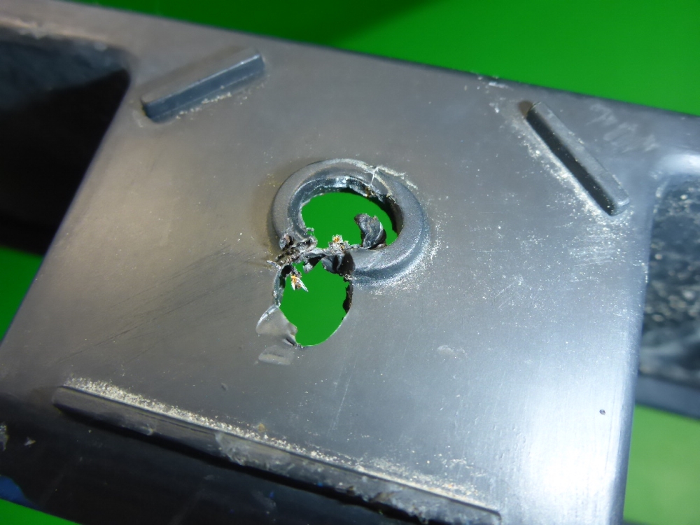 Кронштейн заднего бампера