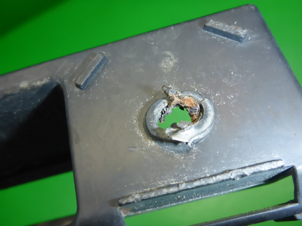 Кронштейн заднего бампера