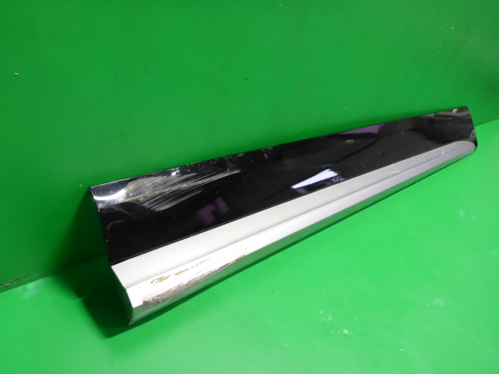 Накладка двери передней правой