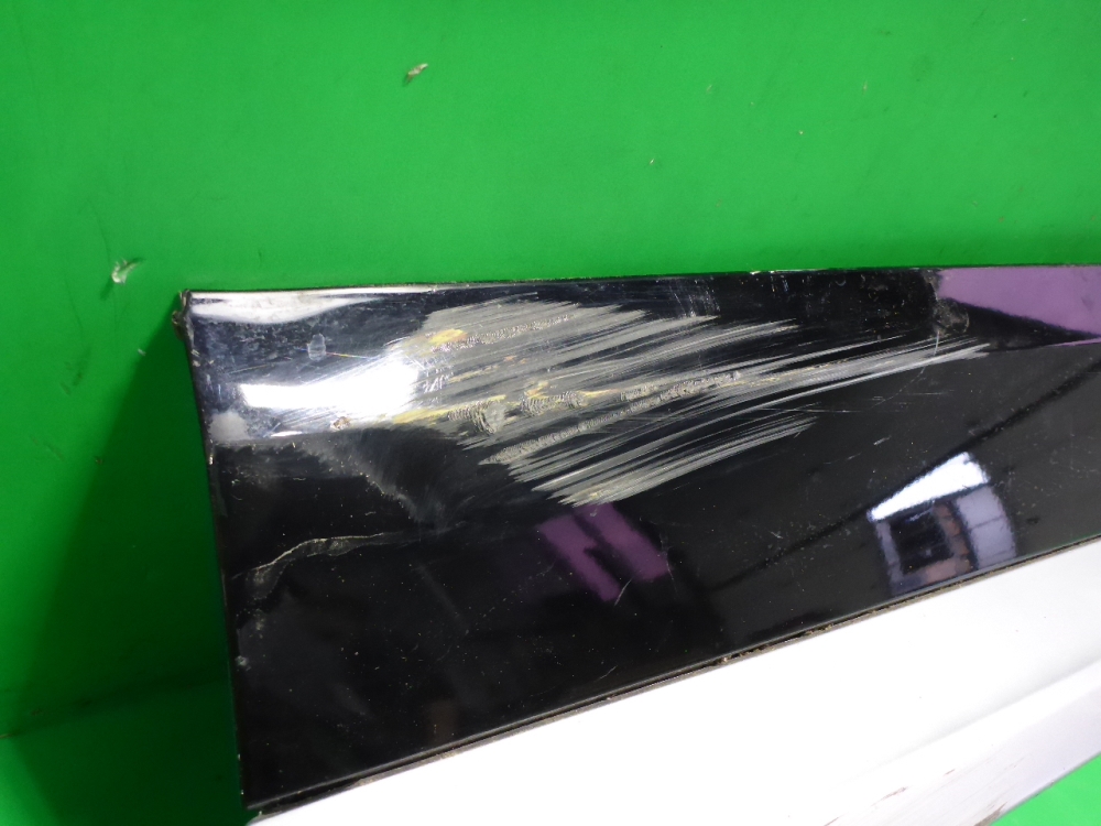 Накладка двери передней правой