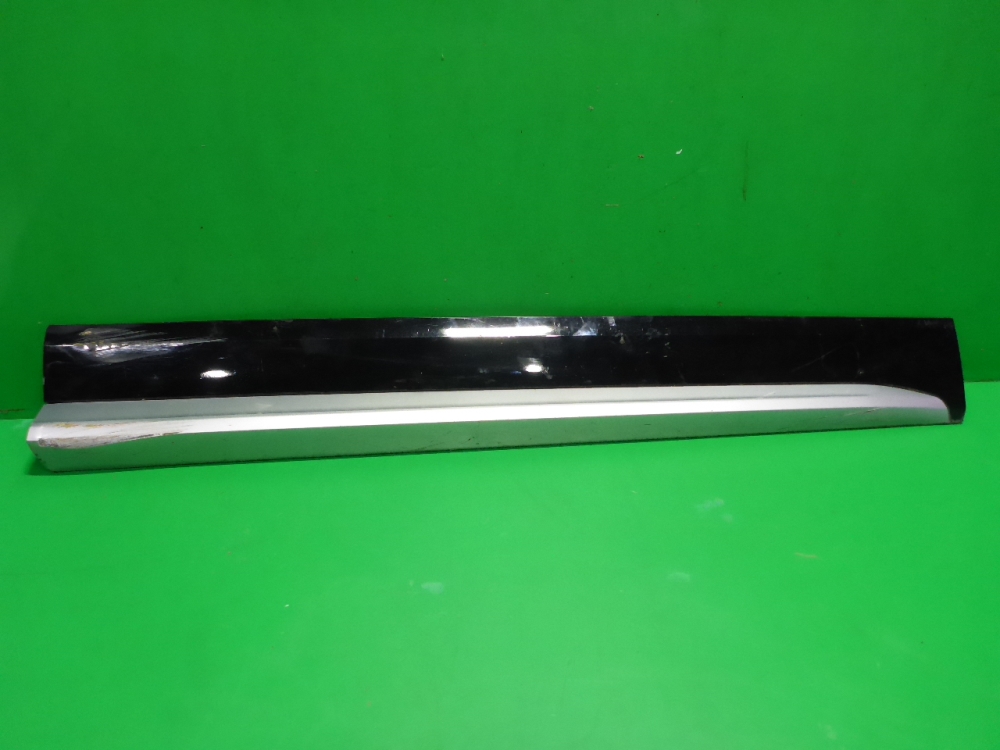 Накладка двери передней правой