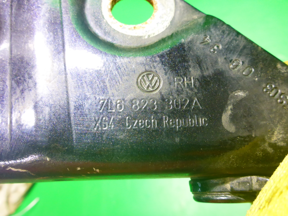 Петля капота правая