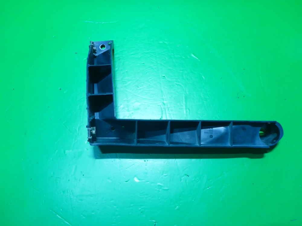 Кронштейн заднего бампера правый