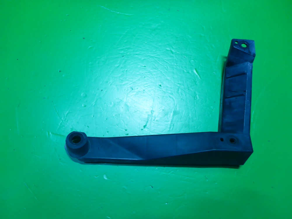 Кронштейн заднего бампера правый