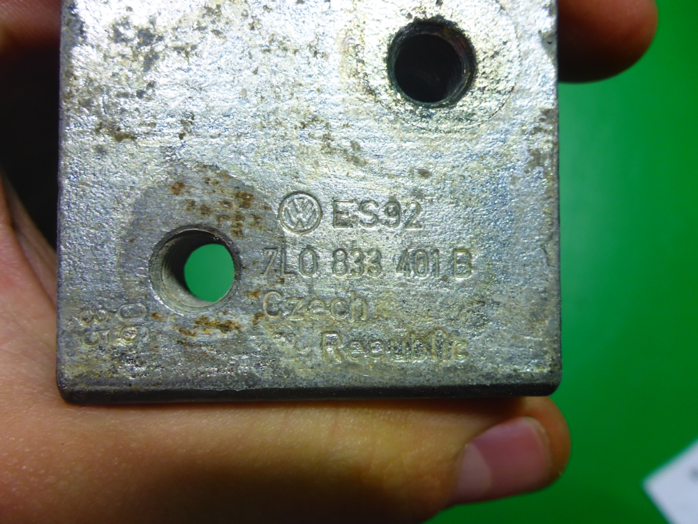 Петля двери задней левой верхняя