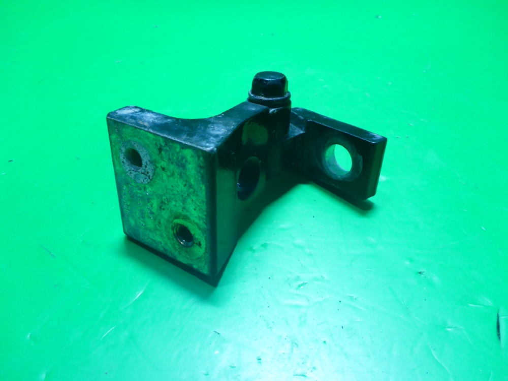 Петля двери задней левой верхняя