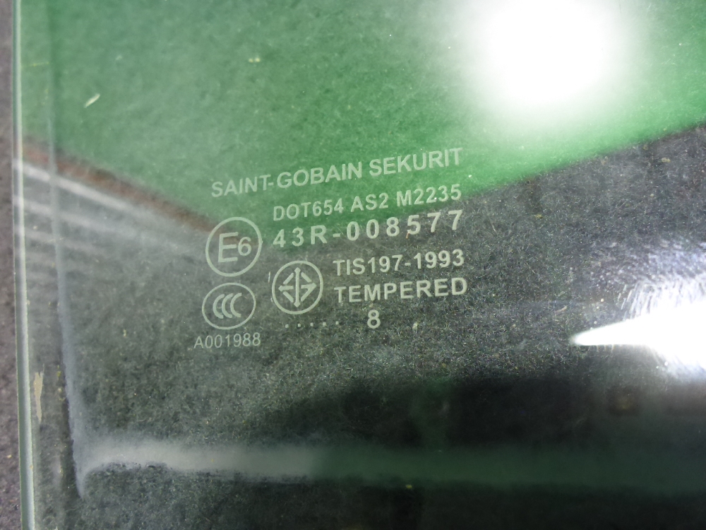 Стекло двери задней правой