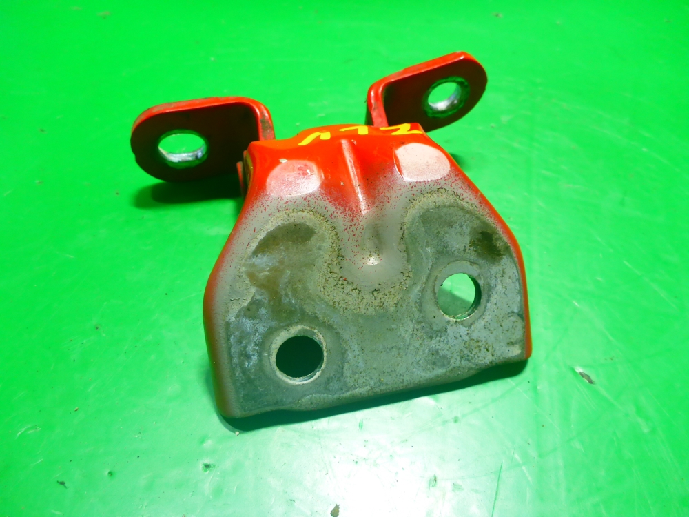 Петля двери задней левой верхняя