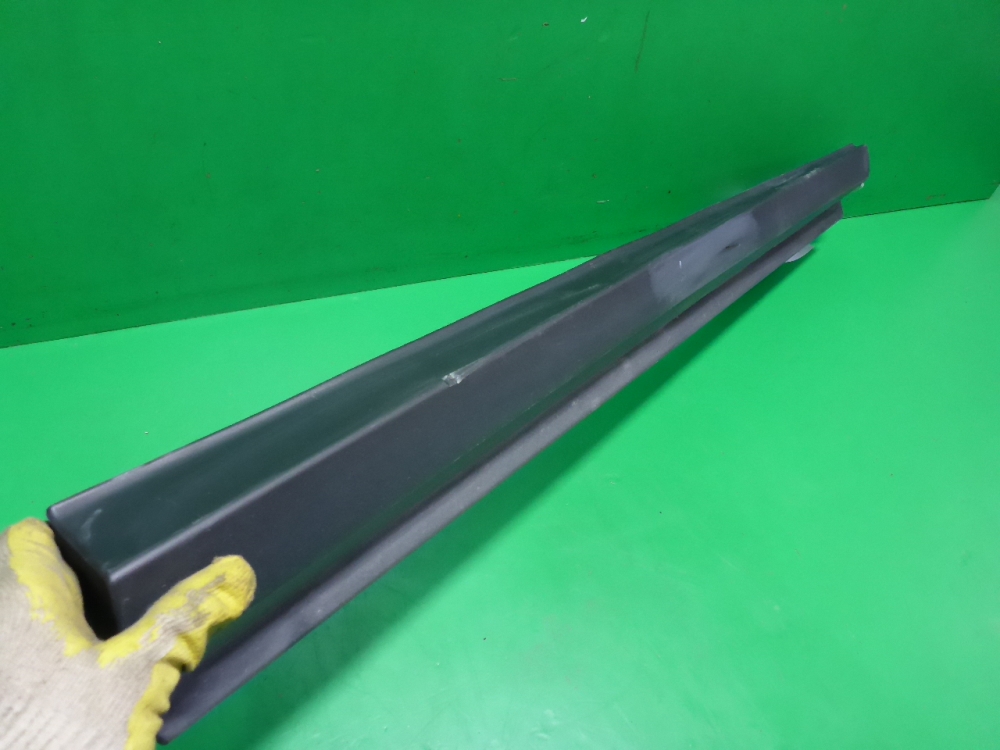 Накладка двери передней правой