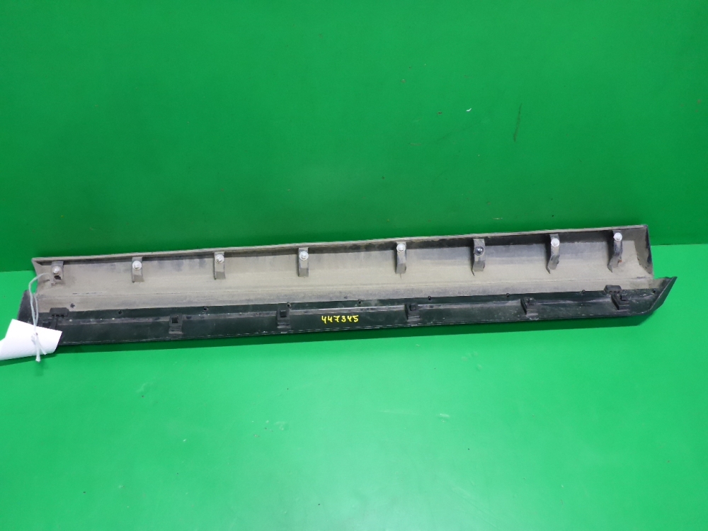 Накладка двери передней правой