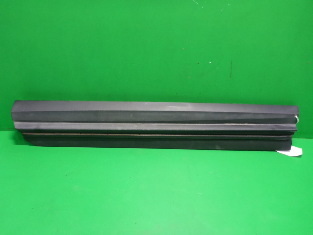 Накладка двери передней правой