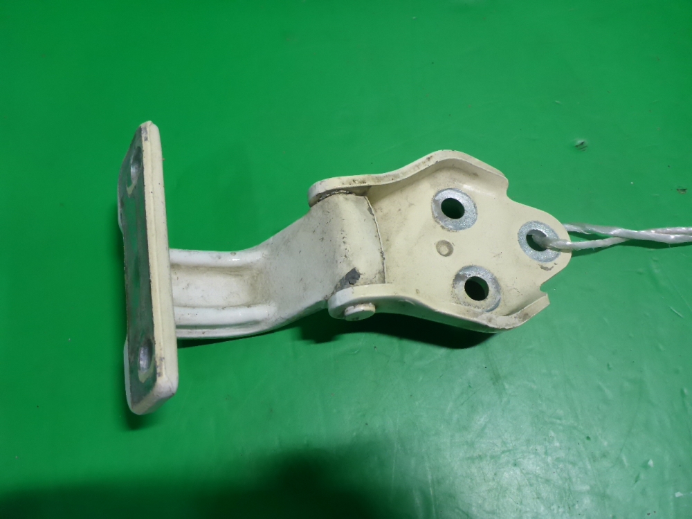 Петля двери