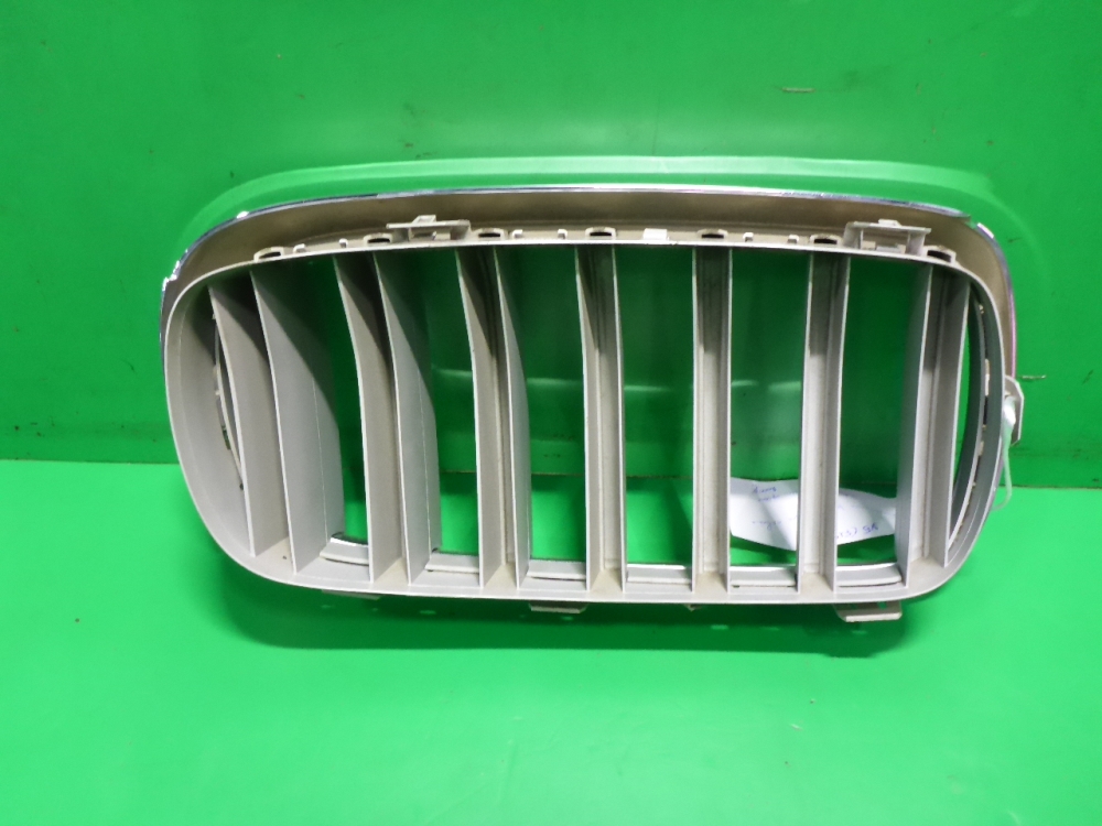 Решетка радиатора левая