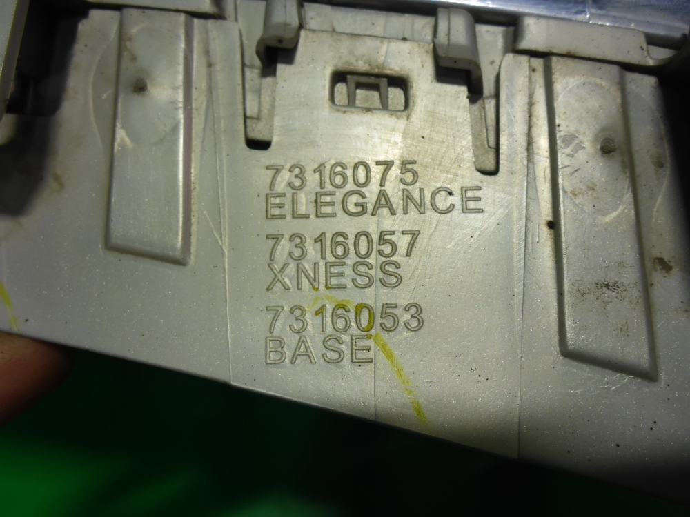 Решетка радиатора левая