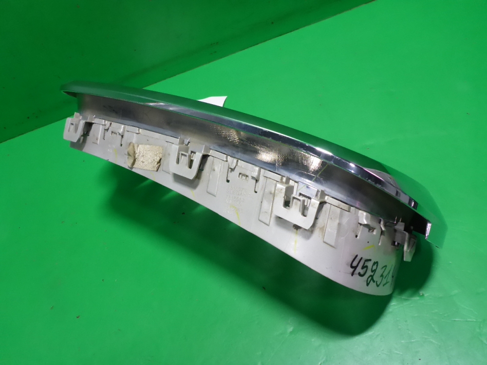 Решетка радиатора левая