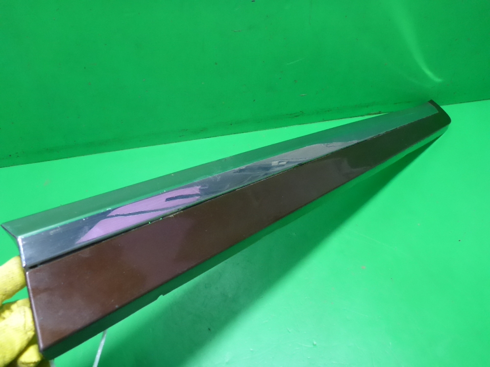 Накладка двери передней правой