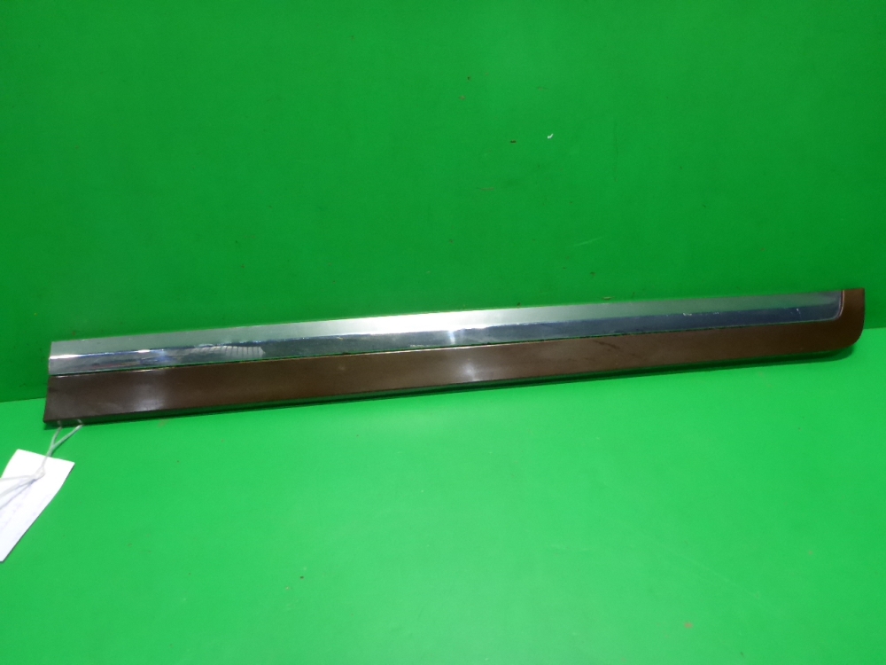 Накладка двери передней правой