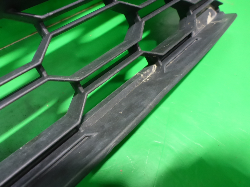 Решетка в бампер центральная