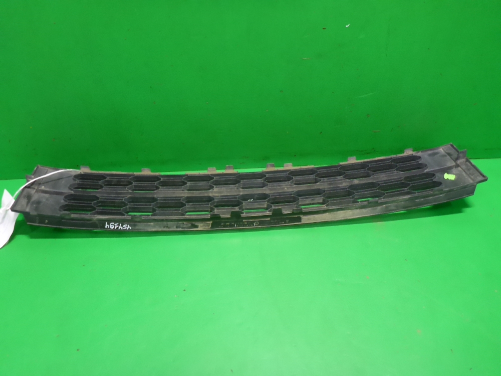 Решетка в бампер центральная