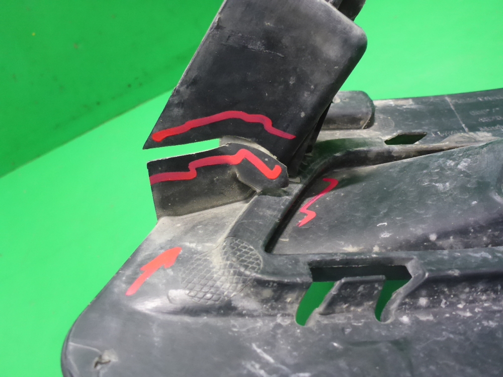 Рамка противотуманной фары правой