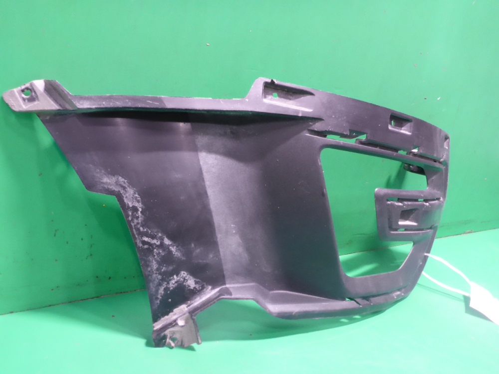 Рамка противотуманной фары правой