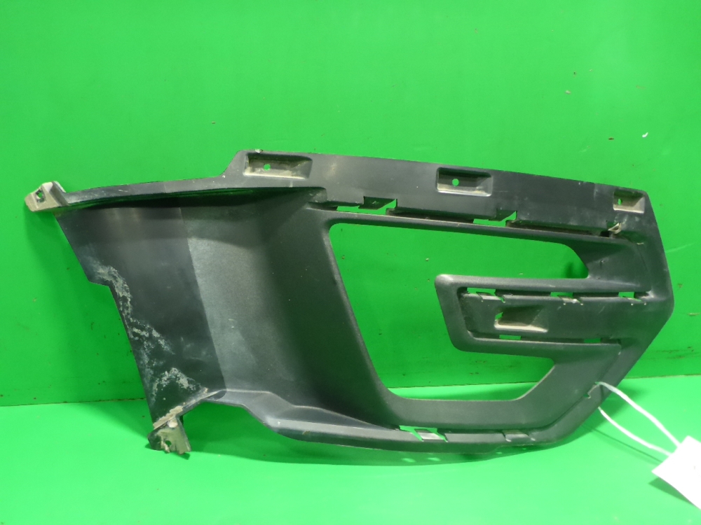 Рамка противотуманной фары правой